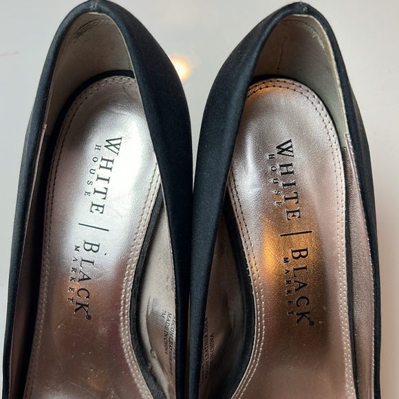 🖤WHITE HOUSE BLACK MARKET BLACK SATIN 4” OPEN TOE HEELS WITH BOW SIZE 7🖤 - Picture 4 of 16